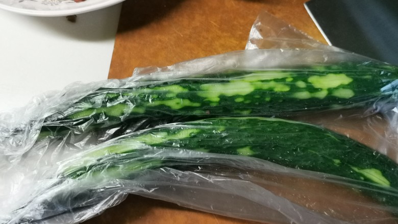 酸辣黄瓜条,<a style='color:red;display:inline-block;' href='/shicai/ 54'>黄瓜</a>放保鲜袋里，用刀拍打成条。