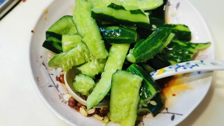 酸辣黄瓜条,放入碟子里捞匀即可。