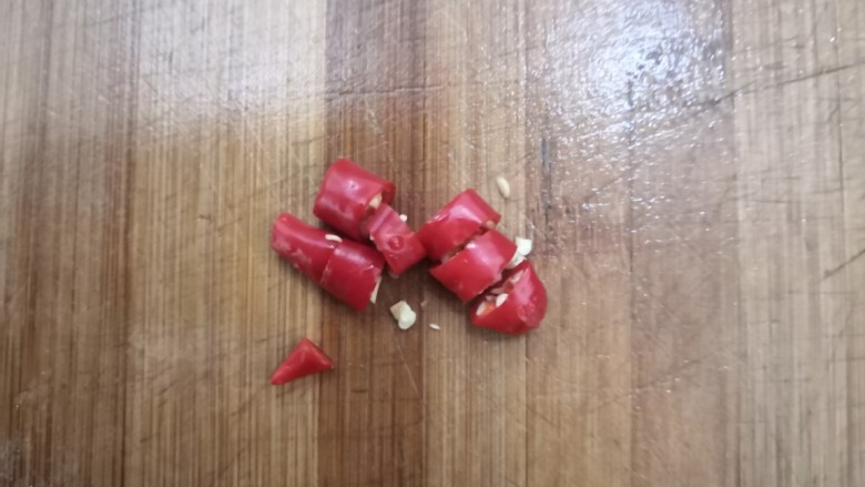 开胃脆萝卜,把小米辣洗干净,切段