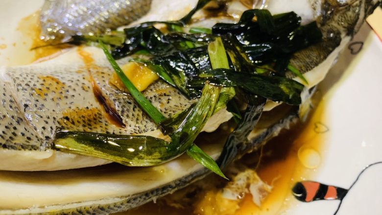 葱油鲈鱼,在放锅里大火蒸3分钟,出锅;