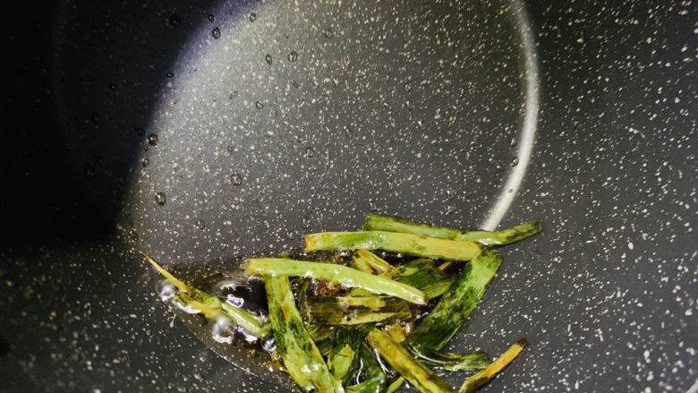 葱油鲈鱼,炒香;
