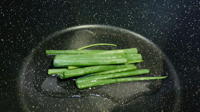 葱油鲈鱼,放入葱段,大火热锅;