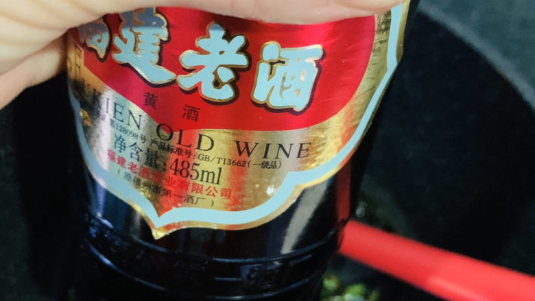 葱油鲈鱼,加料酒;