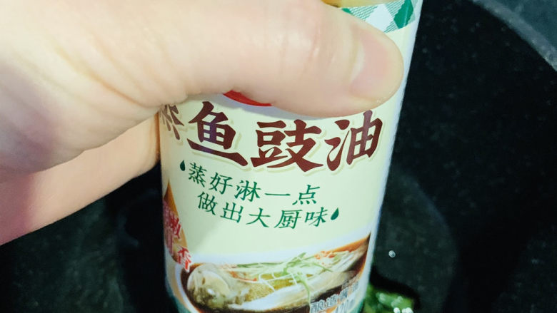 葱油鲈鱼,锅里葱油加<a style='color:red;display:inline-block;' href='/shicai/ 864'>蒸鱼豉油</a>;