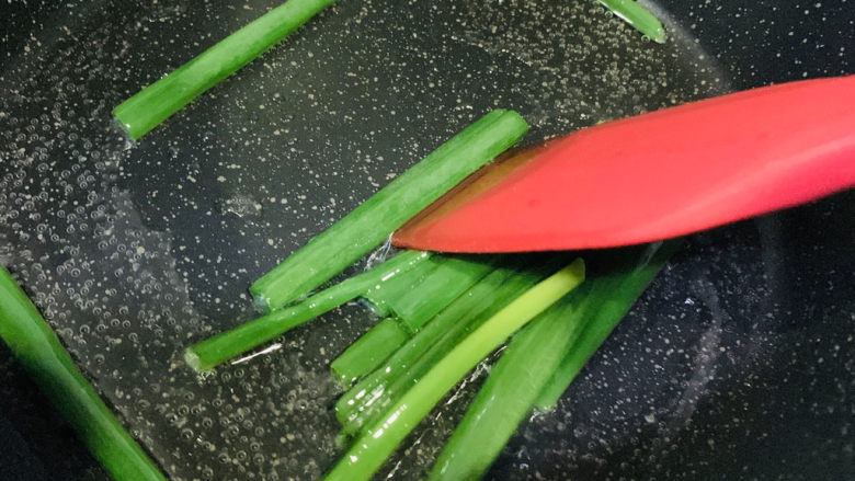 葱油鲈鱼,小火炒葱油;