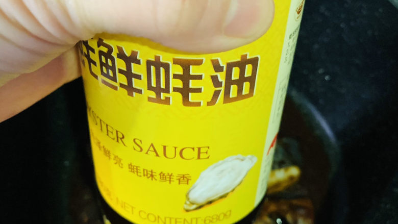 酱焖鲅鱼,加<a style='color:red;display:inline-block;' href='/shicai/ 721'>蚝油</a>;