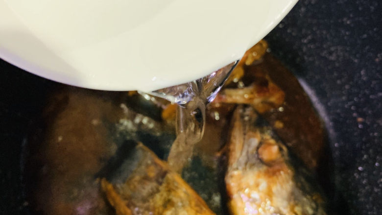 酱焖鲅鱼,加入适量清水;