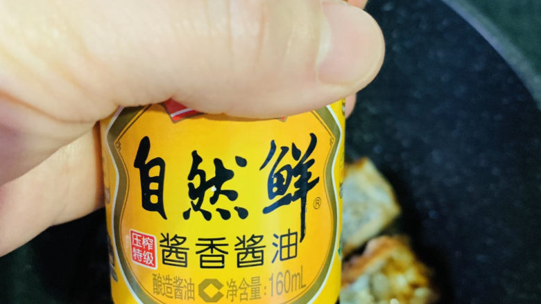 酱焖鲅鱼,加<a style='color:red;display:inline-block;' href='/shicai/ 692'>酱油</a>;