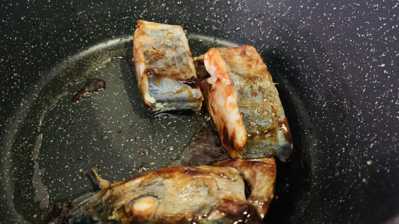 酱焖鲅鱼,稍微翻面裹上酱料;