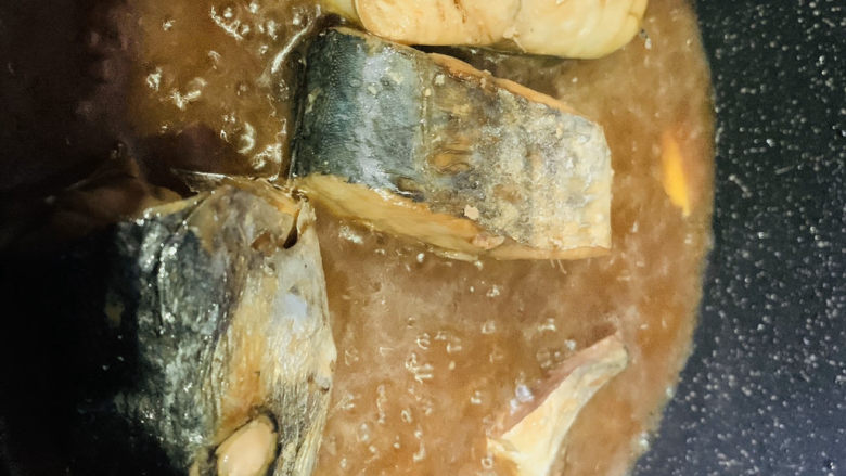 酱焖鲅鱼,盖上锅盖焖煮15分钟;