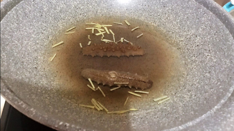 小米海参粥,加入海参,煮1分钟,去除海参的腥味