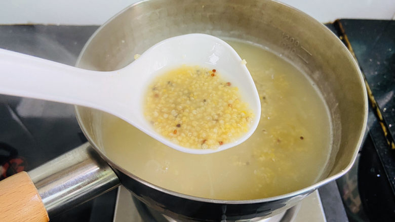 小米海参粥,转中小火煮二十分钟,期间用汤勺搅拌数次,防止粘锅底