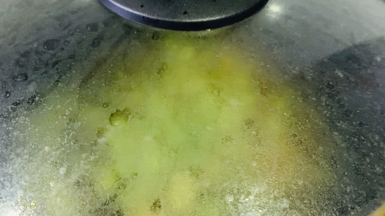 油焖蚕豆,盖住锅盖,焖一会;