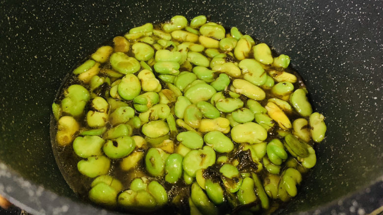 油焖蚕豆,水还没覆盖蚕豆;