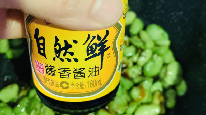 油焖蚕豆,加<a style='color:red;display:inline-block;' href='/shicai/ 692'>酱油</a>;