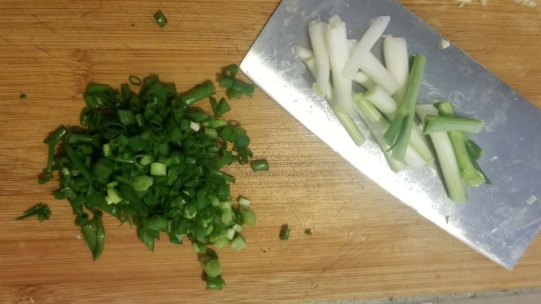 葱油蚕豆,葱白切的长些,葱叶切的小些,分开备用