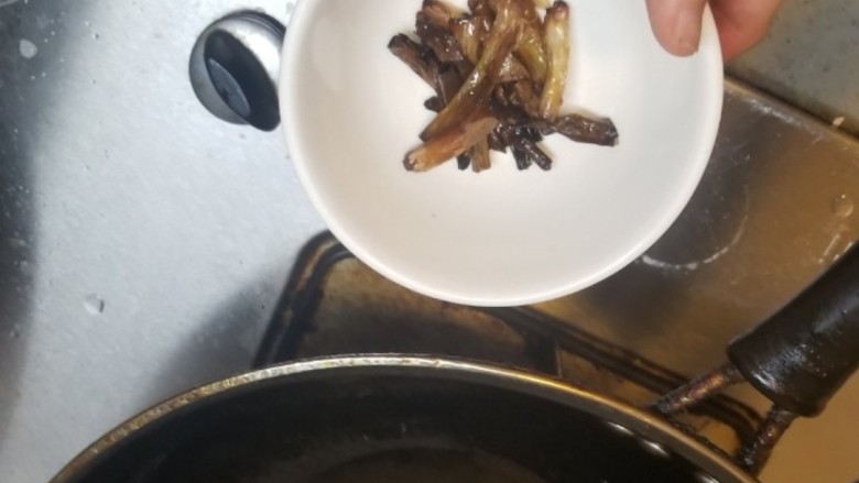 葱油蚕豆,把焦黄的葱白捞出,香香的葱油就做好了。