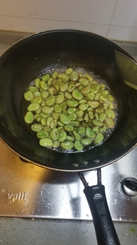 葱油蚕豆,翻炒3~4分钟后,加水,盖盖儿焖煮。