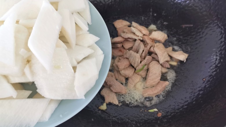 山药炒肉片,炒至肉变色,倒入山药炒匀
