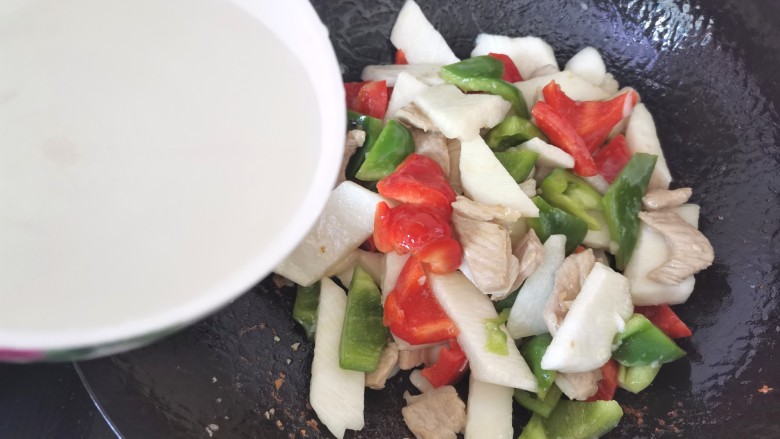 山药炒肉片,加入少许清水,大火烧开转中火烧2分钟