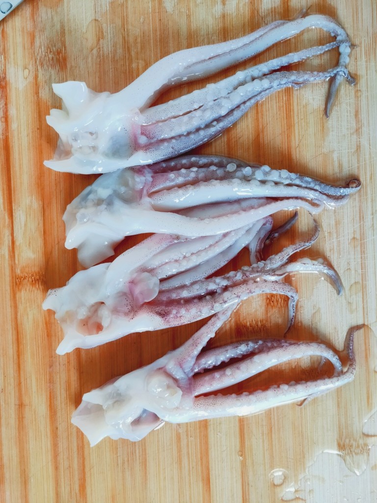 鱿鱼炒芹菜,对半切开
