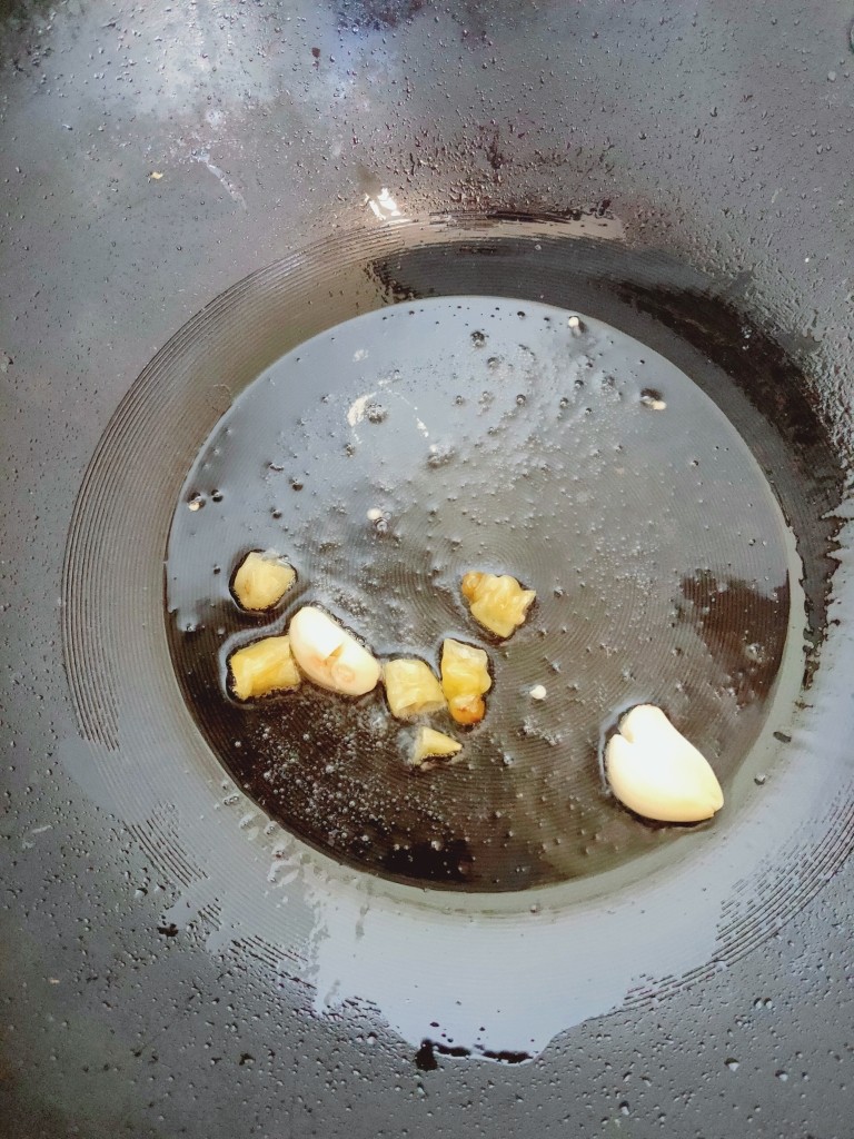 鱿鱼炒芹菜,起锅烧油,放入蒜蓉和小米辣炒香