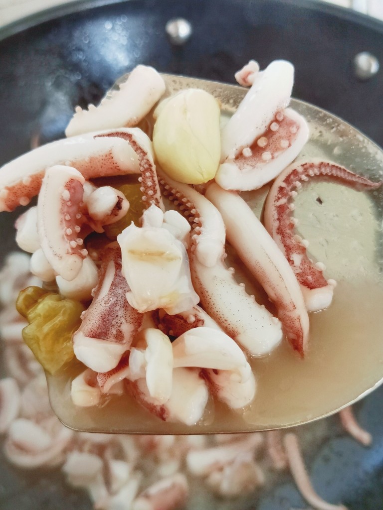 鱿鱼炒芹菜,翻炒一会儿,待鱿鱼出水,如果太多可舀起一些