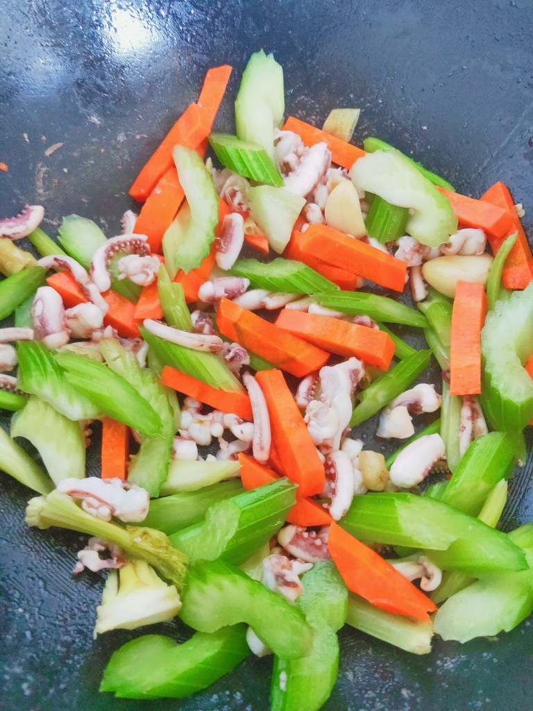 鱿鱼炒芹菜,胡萝卜最后下锅,炒久了容易烂