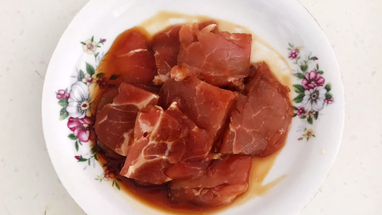 山药炒肉片,调匀后腌制5分钟,处理过的肉片炒出来比较嫩滑