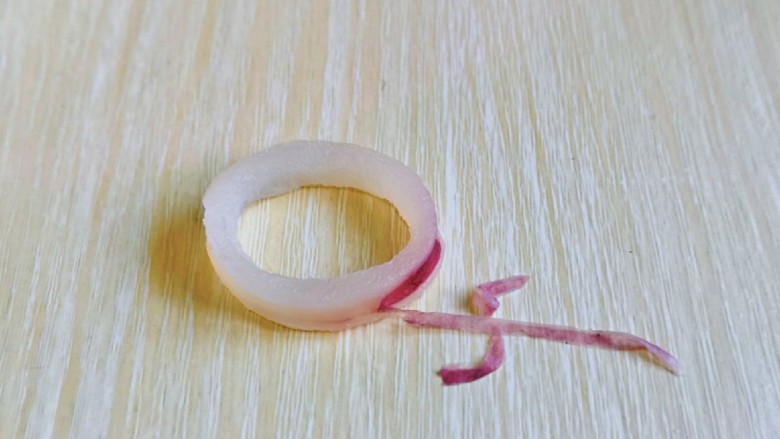 黄金鱿鱼圈,<a style='color:red;display:inline-block;' href='/shicai/ 1754'>鱿鱼圈</a>去皮,不建议的也可以不去掉,根据个人喜好来。