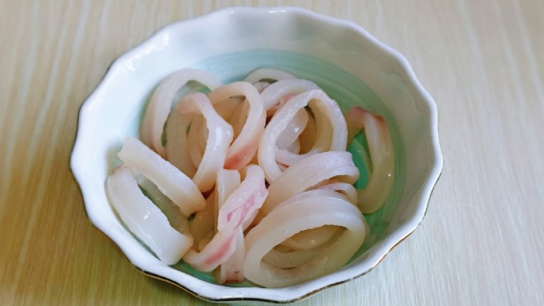 黄金鱿鱼圈,去皮的鱿鱼圈洗干净,放入大口器具中。