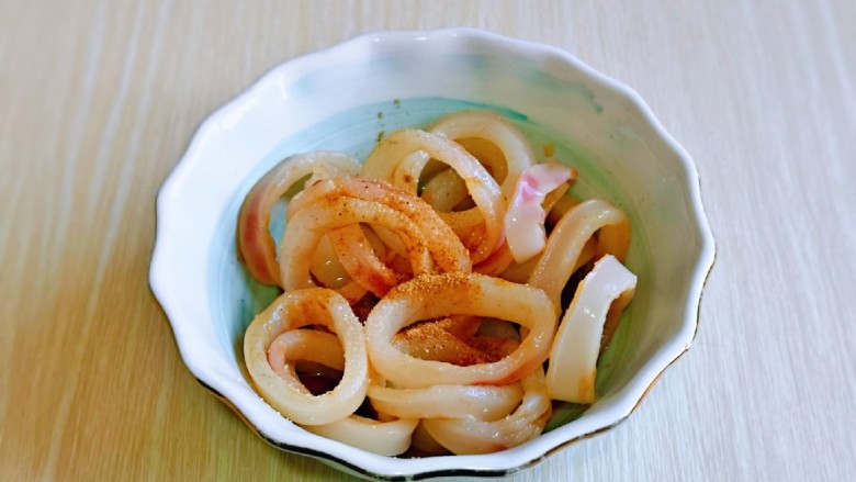 黄金鱿鱼圈,按个人口味加入盐,<a style='color:red;display:inline-block;' href='/shicai/ 829'>十三香</a>,抓拌均匀,盖上盖子腌制30分钟。