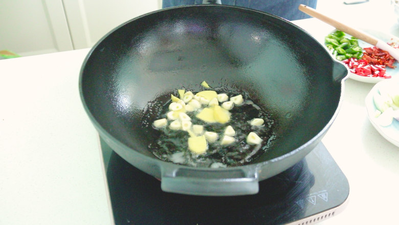 麻辣花蛤,起锅烧油,将葱蒜炒香