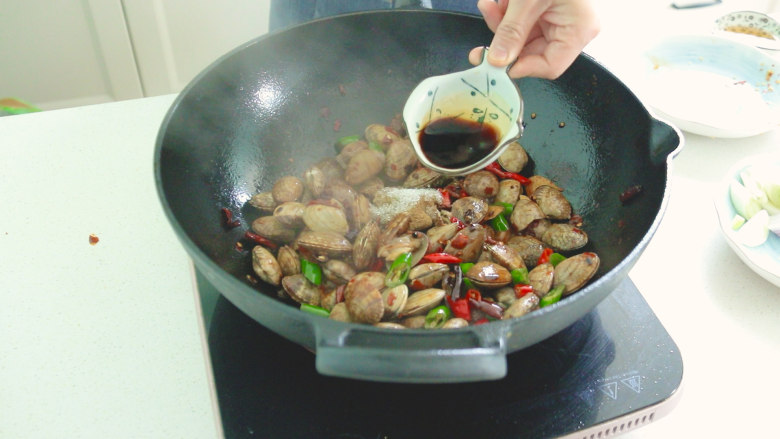 麻辣花蛤,放入<a style='color:red;display:inline-block;' href='/shicai/ 788'>生抽</a>,翻炒均匀