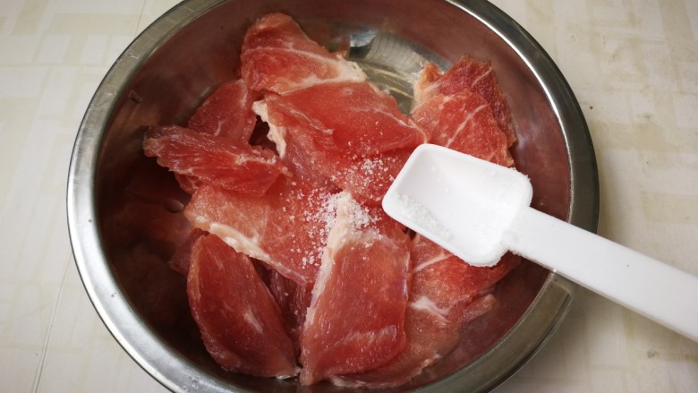 山药炒肉片,放入少许盐
