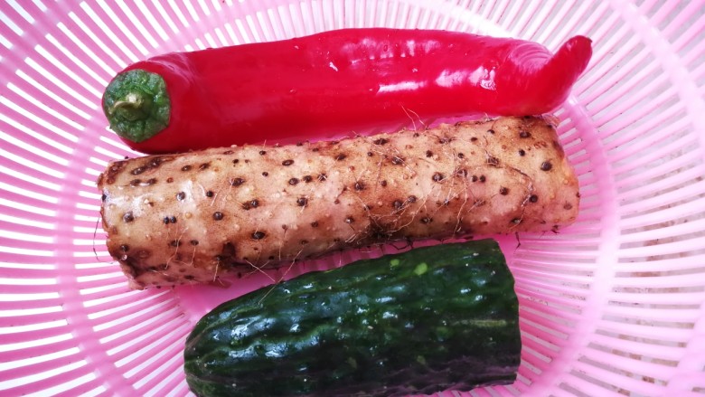 山药炒肉片,淮山药,大红椒和<a style='color:red;display:inline-block;' href='/shicai/ 54'>黄瓜</a>洗净