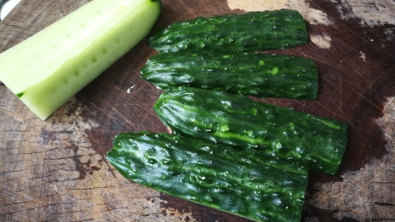 山药炒肉片,黄瓜切四面有皮的,中间瓜瓤不要