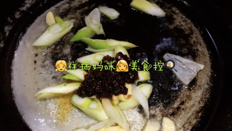 原创【🍃仙草味道🍳私房菜🍃】👨苗先生的味道👨海味麻辣花蛤, 4<a style='color:red;display:inline-block;' href='/shicai/ 3250'>葱</a>姜蒜辣酱煸香
