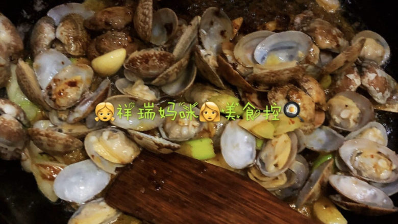 原创【🍃仙草味道🍳私房菜🍃】👨苗先生的味道👨海味麻辣花蛤, 6放入<a style='color:red;display:inline-block;' href='/shicai/ 788'>生抽</a>，<a style='color:red;display:inline-block;' href='/shicai/ 3729'>白糖</a>，食盐适量
