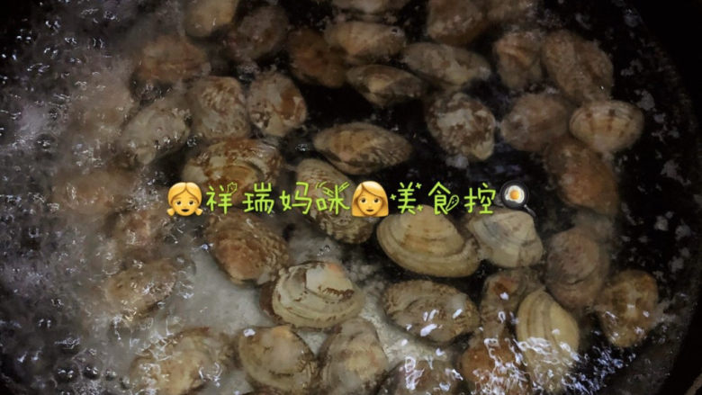 原创【🍃仙草味道🍳私房菜🍃】👨苗先生的味道👨海味麻辣花蛤, 2开水烧开，放入花蛤焯水吐泥
