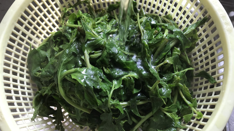 野菜的保存方法,捞出后放入菜篮中，再分别用冲一遍凉水