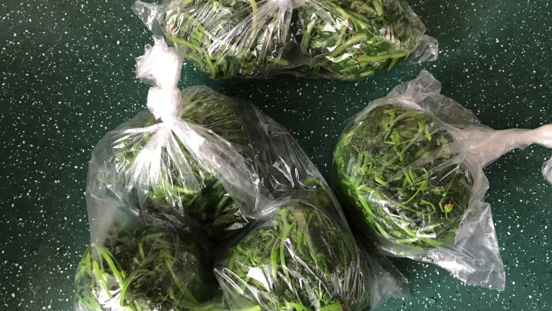 野菜的保存方法,然后装入保鲜袋中，即便一个袋中放多个菜团，相互间也不会粘连