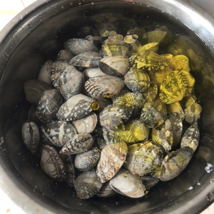 麻辣花蛤,买新鲜花蛤,加少许盐,油,泡二个小时,把沙子吐干净