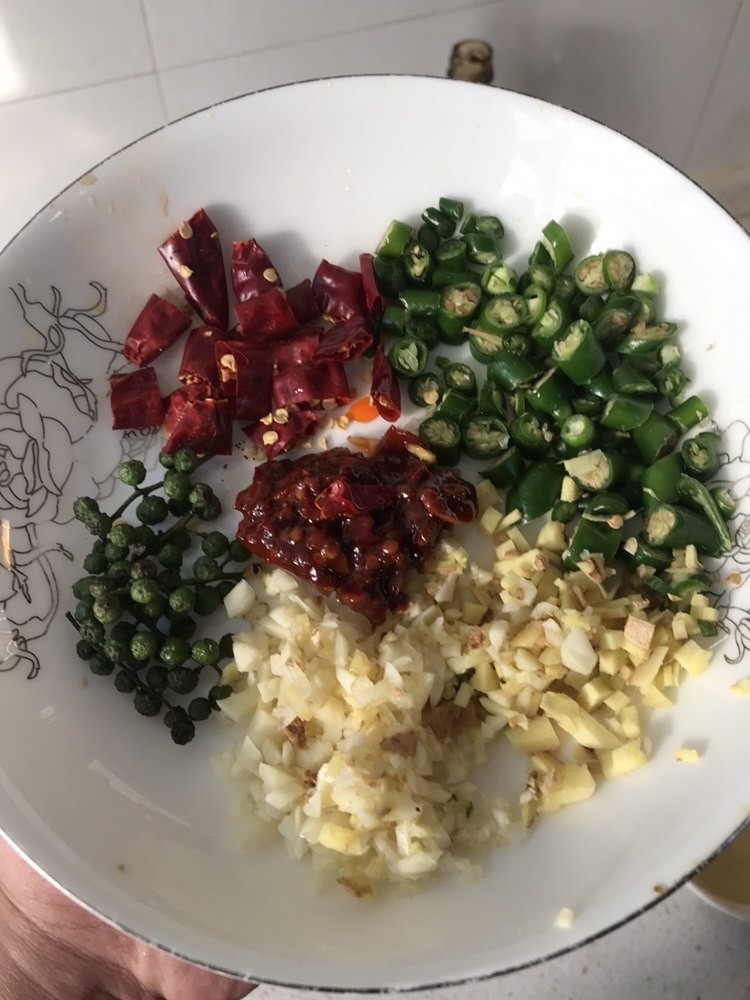 麻辣花蛤,准备葱姜蒜辣椒,麻椒