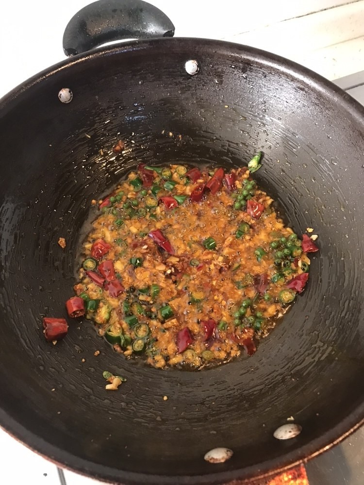 麻辣花蛤,油热后,倒入所有调料炝出麻辣红油