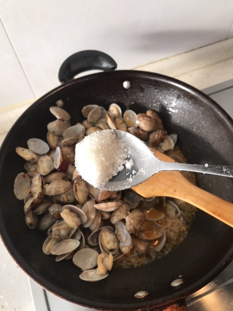 麻辣花蛤,加入适量糖翻炒