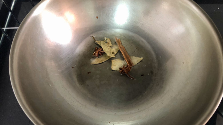 酸辣黄瓜条,加入八角,桂皮,香叶