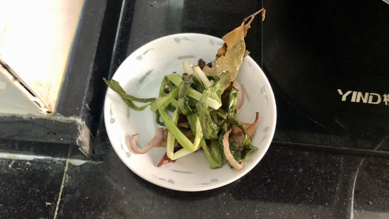 酸辣黄瓜条,把香料和葱捞出,如果黄瓜还没有腌好,可以先关火备用