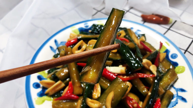 酸辣黄瓜条,这道小菜,做法简单,酸辣咸鲜,很适合夏日里食用,十分的开胃。喜欢的小伙伴们一起来试试吧😄