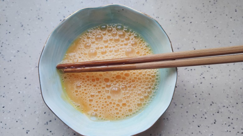 黄瓜木耳炒鸡蛋~素三鲜,<a style='color:red;display:inline-block;' href='/shicai/ 9'>鸡蛋</a>打散,加少许料酒,一丢丢细盐,搅拌均匀,备用